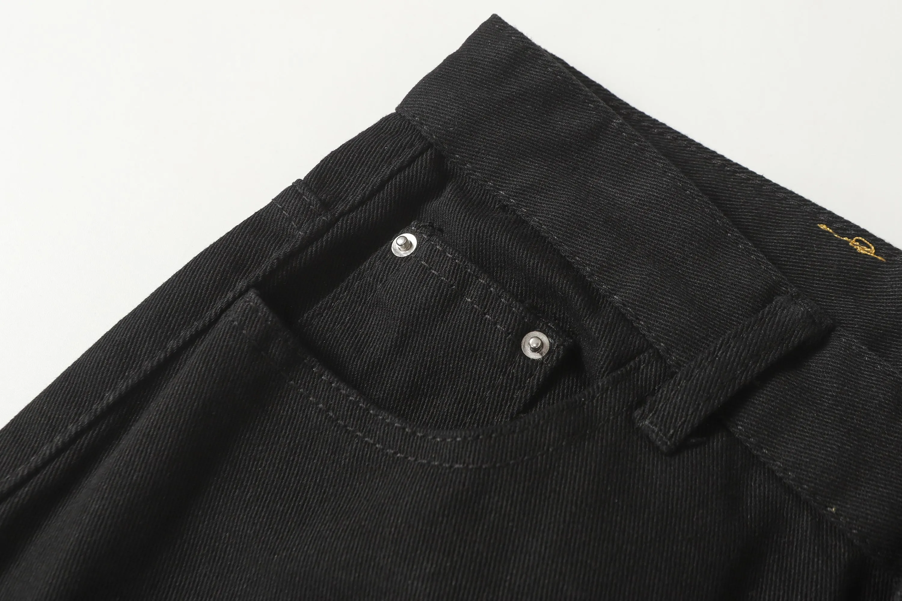 P256 Actual photo [High quality] Code: LH008 Color: Picture color Size: S to XXXL -Chrome Hearts/Chrome Hearts Classic colored leather cross washed color cloth unisex denim trousers -Vibe style straight stacked god-level version -Carbon fine bias denim color cloth -A complete set of vintage vintage hardware - Chrome Hearts high version uses high ounce custom fabrics, enzyme washing and soft color fixation, soft and thick to wear The details are all produced by pure hand polishing and craftsmanship. All-over jacquard fabrics have unique design styles. Multiple processes create a full retro feel. Niche unique non-colliding shirts. Customized old spray-painted buttons. Every detail is crafted with craftsmanship. Size Pants length Waist Hips Unit cm S 98 68 100 M 99 72 104 L 100 76 108 XL 101 80 112 XXL 102 84 116 XXXL 103 88 120